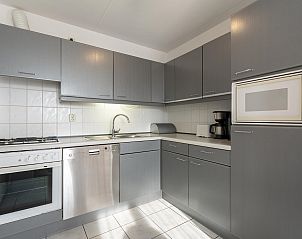 Moderne keuken in vakantiehuis Ooghduyne 148 Julianadorp aan zee, Noord-Holland.