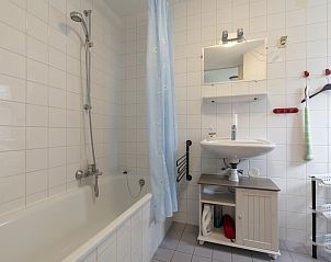 Stijlvolle badkamer in Ooghduyne 148 Julianadorp aan zee, vakantiehuis aan de kust.