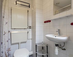 Compacte badkamer met douche in Ooghduyne 148 Julianadorp aan zee, Noord-Holland.