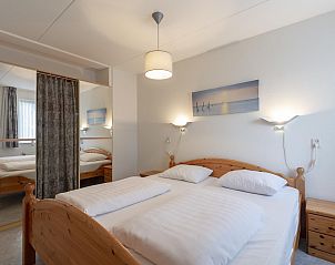 Slaapkamer met grote spiegelkast in Ooghduyne 148 Julianadorp aan zee, Noord-Holland.