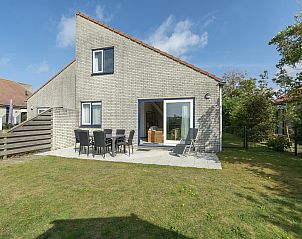 Zonnig terras bij Ooghduyne 148 Julianadorp aan zee, vakantiehuis in Noord-Holland.