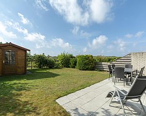 Ruime tuin met terras in Ooghduyne 148 Julianadorp aan zee, Noord-Holland.