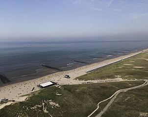 Luchtfoto van de kust bij Ooghduyne 148 Julianadorp aan zee, Noordzeekust.