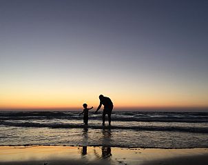 Strandwandeling bij zonsondergang in de buurt van Ooghduyne 148 Julianadorp aan zee.