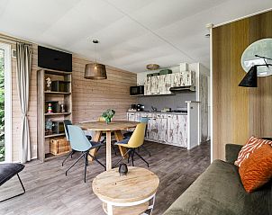 Gezellige woonkamer van Strandhuisje 5 personen in Julianadorp, Noordzeekust. Vakantiehuis met moderne keuken en sfeervolle inrichting.