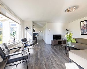 Rustieke oprijlaan naar vakantiehuis Bollenzicht in Julianadorp, Noordzeekust, Noord-Holland.