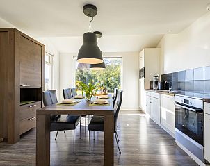 Vakantiehuis Bollenzicht in Julianadorp, omgeven door witte tulpen aan de Noordzeekust, Noord-Holland.