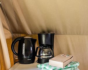 Gezellige keukenhoek in Duolodge 2 personen, Julianadorp, Noordzeekust. Geniet van koffie en thee in deze comfortabele glamping lodge in Noord-Holland.