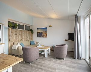 Lichte en ruime woonkamer van Strandslag 215 Julianadorp aan zee, vakantiehuis in Julianadorp.