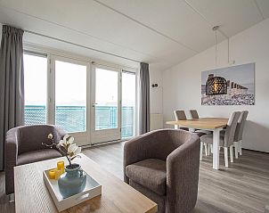 Eetkamer met uitzicht in Strandslag 215 Julianadorp aan zee, vakantieverblijf aan de Noordzeekust.