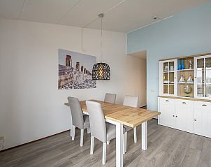 Stijlvolle eetruimte in Strandslag 215 Julianadorp aan zee, vakantiehuis in Julianadorp, Noord-Holland.