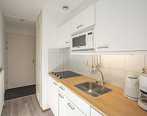 Compacte keuken van Strandslag 215 Julianadorp aan zee, vakantiehuis in Julianadorp, Noord-Holland.