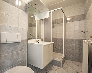 Badkamer met douche in Strandslag 215 Julianadorp aan zee, vakantieverblijf aan de Noordzeekust.