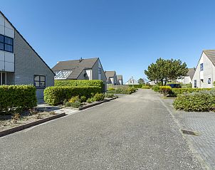 Rustige straat met vakantiehuizen in Julianadorp, nabij Ooghduyne 187, Noordzeekust, Noord-Holland.