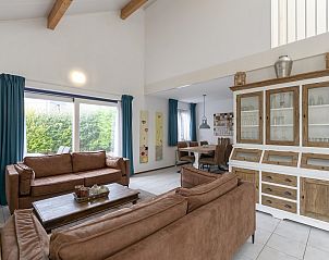 Open woonkamer en eetruimte in Ooghduyne 187 Julianadorp aan zee, vakantiehuis in Noord-Holland.