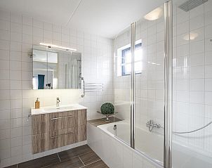 Luxe badkamer met bad in Ooghduyne 187 Julianadorp aan zee, vakantiehuis in Noord-Holland.