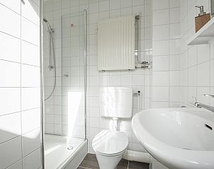 Tweede badkamer met douche in Ooghduyne 187 Julianadorp aan zee, vakantiehuis aan de Noordzeekust.