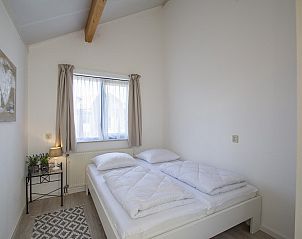 Lichte slaapkamer met uitzicht in Ooghduyne 187 Julianadorp aan zee, vakantiehuis aan de Noordzeekust.