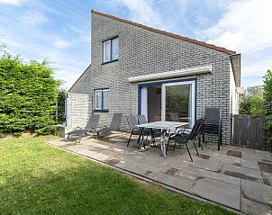Zonnig terras met ligstoelen in Ooghduyne 187 Julianadorp aan zee, vakantiehuis in Noord-Holland.