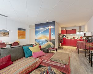 Kleurrijke binnenruimte met muurschildering in Strandslag 103 Julianadorp aan Zee, vakantiehuis Noordzeekust.