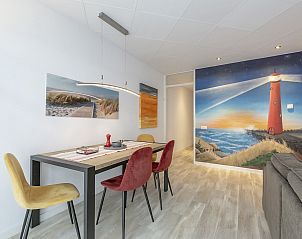 Eetruimte met kunst in Strandslag 103 Julianadorp aan Zee, vakantiehuis Noordzeekust, Noord-Holland.