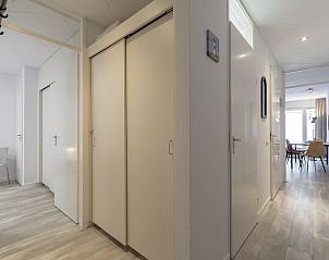 Lichte gang in Strandslag 103 Julianadorp aan Zee, vakantiehuis aan de Noordzeekust, Noord-Holland.