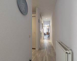 Lange gang met toegang tot kamers in Strandslag 103 Julianadorp aan Zee, vakantiehuis Noord-Holland.