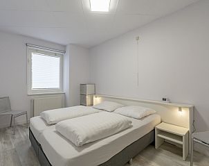 Slaapkamer met tweepersoonsbed in Strandslag 103 Julianadorp aan Zee, vakantiehuis Noordzeekust.