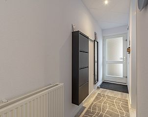 Entreehal in Strandslag 103 Julianadorp aan Zee, vakantiehuis aan de Noordzeekust, Noord-Holland.