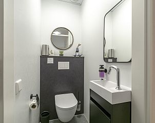 Moderne badkamer in Strandslag 103 Julianadorp aan Zee, vakantiehuis Noordzeekust, Noord-Holland.