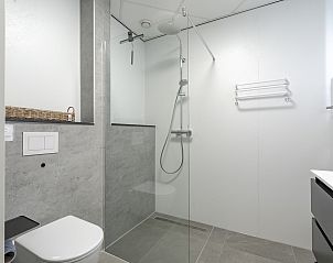 Ruime douche in Strandslag 103 Julianadorp aan Zee, vakantiehuis aan de Noordzeekust, Noord-Holland.