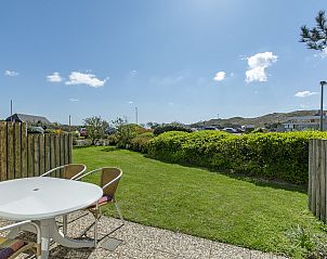 Buitenterras met uitzicht op de tuin in Strandslag 103 Julianadorp aan Zee, vakantiehuis Noordzeekust.