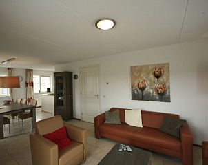 Comfortabele woonkamer van Bungalow met sauna in Julianadorp, Noordzeekust, Noord-Holland, met moderne inrichting.