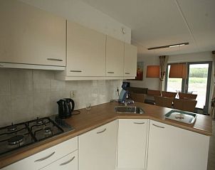 Volledig uitgeruste keuken van Bungalow met sauna in Julianadorp, Noordzeekust, Noord-Holland, met uitzicht op de eetruimte.