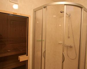 Moderne badkamer met sauna van Bungalow met sauna in Julianadorp, Noordzeekust, Noord-Holland, voor ultieme ontspanning.