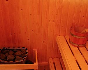 Houten sauna interieur van Bungalow met sauna in Julianadorp, Noordzeekust, Noord-Holland, perfect voor wellness en rust.