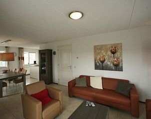 Moderne woonkamer in 6 pers Villa, Julianadorp, Noordzeekust, Noord-Holland met comfortabele zithoek.