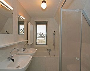 Stijlvolle badkamer in 6 pers Villa, Julianadorp, Noordzeekust, Noord-Holland met dubbele wastafel.