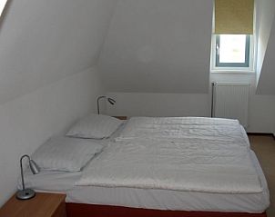 Slaapkamer in 8 pers. luxe villa met sauna, Julianadorp, Noordzeekust. Comfortabel tweepersoonsbed in een serene en lichte ruimte.