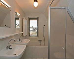 Moderne badkamer in 8 pers. luxe villa met sauna, Julianadorp, Noordzeekust. Voorzien van dubbele wastafel en ruime douche.