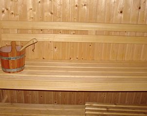 Priv sauna in 8 pers. luxe villa, Julianadorp, Noordzeekust. Houten interieur voor ultieme ontspanning tijdens uw verblijf.