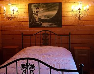 Gezellige slaapkamer in Vakantiehuis in Julianadorp, Noordzeekust, met houten interieur.