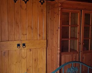 Houten kast en deur in Vakantiehuis in Julianadorp, Noordzeekust, Noord-Holland.