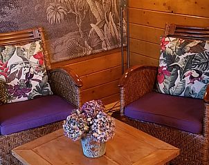 Knusse zithoek in Vakantiehuis in Julianadorp, Noordzeekust, met kleurrijke kussens.