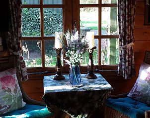 Gezellige eethoek in Vakantiehuis in Julianadorp, Noordzeekust, met uitzicht op de tuin.