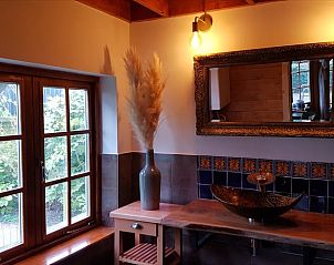 Stijlvolle wastafel met spiegel in Vakantiehuis in Julianadorp, Noordzeekust, Noord-Holland.