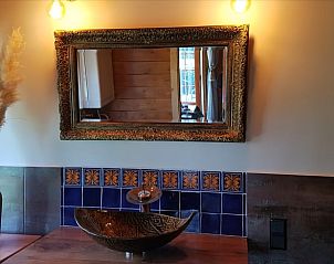 Gedetailleerde wastafel in Vakantiehuis in Julianadorp, Noordzeekust, met artistieke tegels.