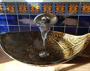 Unieke wastafel in Vakantiehuis in Julianadorp, Noordzeekust, Noord-Holland met stromend water.