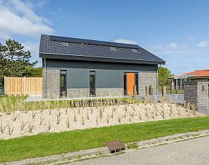 Wellness Villa Lotje in Julianadorp, modern vakantiehuis aan de Noordzeekust met zonnepanelen op het dak.