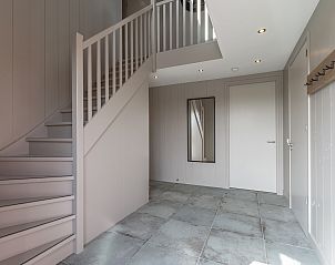 Inkomhal van Wellness Villa Lotje in Julianadorp, modern vakantiehuis aan de Noordzeekust.